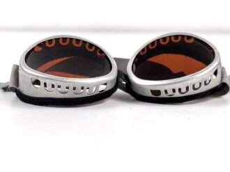 Getönte Brille mit Aluminiumrahmen, sieht man so immer wieder auf Fotos bei Angehörigen der Gebirgstruppe. Ungetragenes Stück.