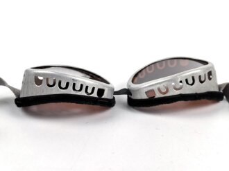 Getönte Brille mit Aluminiumrahmen, sieht man so immer wieder auf Fotos bei Angehörigen der Gebirgstruppe. Ungetragenes Stück.