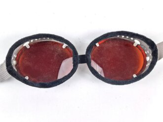 Getönte Brille mit Aluminiumrahmen, sieht man so immer wieder auf Fotos bei Angehörigen der Gebirgstruppe. Ungetragenes Stück.