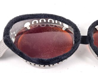 Getönte Brille mit Aluminiumrahmen, sieht man so immer wieder auf Fotos bei Angehörigen der Gebirgstruppe. Ungetragenes Stück.