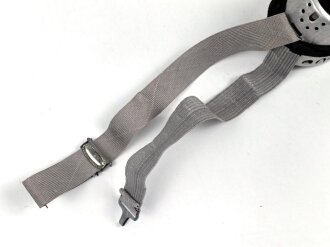 Getönte Brille mit Aluminiumrahmen, sieht man so immer wieder auf Fotos bei Angehörigen der Gebirgstruppe. Ungetragenes Stück.