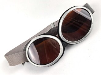 Getönte Brille mit Aluminiumrahmen, sieht man so immer wieder auf Fotos bei Angehörigen der Gebirgstruppe. Ungetragenes Stück.