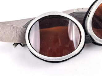 Getönte Brille mit Aluminiumrahmen, sieht man so immer wieder auf Fotos bei Angehörigen der Gebirgstruppe. Ungetragenes Stück.