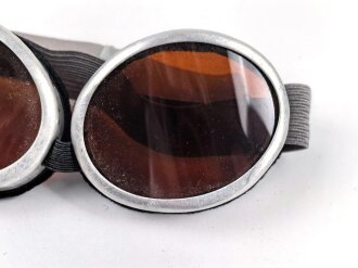 Getönte Brille mit Aluminiumrahmen, sieht man so immer wieder auf Fotos bei Angehörigen der Gebirgstruppe. Ungetragenes Stück.