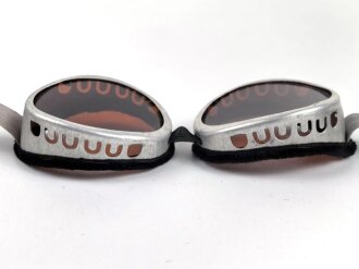 Getönte Brille mit Aluminiumrahmen, sieht man so immer wieder auf Fotos bei Angehörigen der Gebirgstruppe. Ungetragenes Stück.