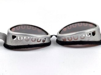 Getönte Brille mit Aluminiumrahmen, sieht man so immer wieder auf Fotos bei Angehörigen der Gebirgstruppe. Ungetragenes Stück.