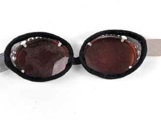 Getönte Brille mit Aluminiumrahmen, sieht man so immer wieder auf Fotos bei Angehörigen der Gebirgstruppe. Ungetragenes Stück.