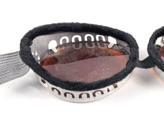 Getönte Brille mit Aluminiumrahmen, sieht man so immer wieder auf Fotos bei Angehörigen der Gebirgstruppe. Ungetragenes Stück.