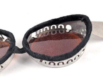 Getönte Brille mit Aluminiumrahmen, sieht man so immer wieder auf Fotos bei Angehörigen der Gebirgstruppe. Ungetragenes Stück.