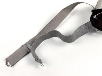 Getönte Brille mit Aluminiumrahmen, sieht man so immer wieder auf Fotos bei Angehörigen der Gebirgstruppe. Ungetragenes Stück.