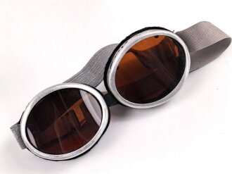 Getönte Brille mit Aluminiumrahmen, sieht man so...