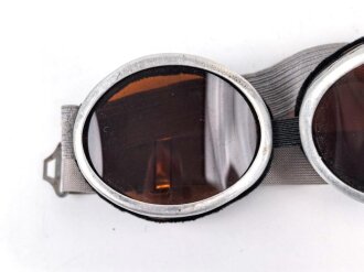 Getönte Brille mit Aluminiumrahmen, sieht man so...