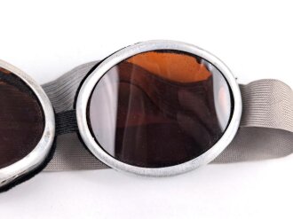 Getönte Brille mit Aluminiumrahmen, sieht man so immer wieder auf Fotos bei Angehörigen der Gebirgstruppe. Ungetragenes Stück.