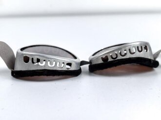 Getönte Brille mit Aluminiumrahmen, sieht man so immer wieder auf Fotos bei Angehörigen der Gebirgstruppe. Ungetragenes Stück.