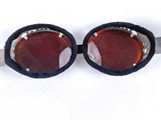 Getönte Brille mit Aluminiumrahmen, sieht man so immer wieder auf Fotos bei Angehörigen der Gebirgstruppe. Ungetragenes Stück.