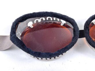 Getönte Brille mit Aluminiumrahmen, sieht man so immer wieder auf Fotos bei Angehörigen der Gebirgstruppe. Ungetragenes Stück.