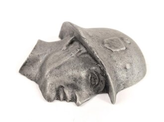 Halbrelief " Soldat mit Stahlhelm" aus Zink, Gesamthöhe 7cm