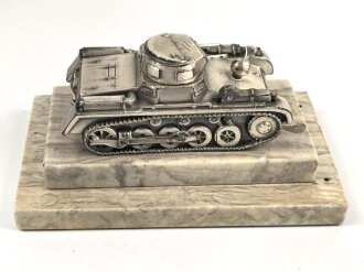 Panzerkampfwagen I, Spritzgußmodell versilbert, auf Marmorsockel, dieser 11 x 17cm