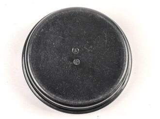 Butterdose Wehrmacht aus schwarzer Preßmasse, datiert 1944. Guter Zustand