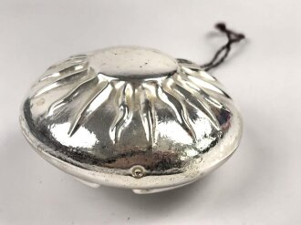 Julschmuck / Christbaumschmuck aus den 30iger Jahren . Fertigung aus Glas, Durchmesser etwa 7cm, erhabenes Sonnernad