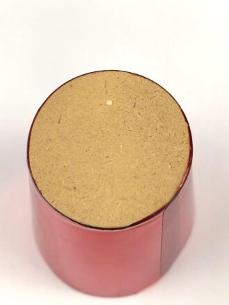 Kerzenhalter aus rotem Chelluloid ? Durchmesser oben etwa 6,5cm, schwarzes Hakenkreuz auf weissem Grund.