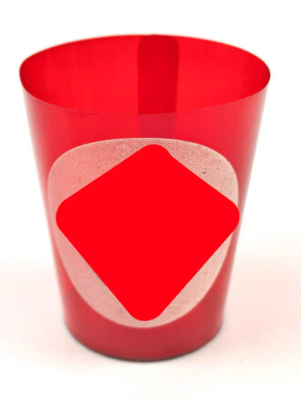 Kerzenhalter aus rotem Chelluloid ? Durchmesser oben etwa 6,5cm, schwarzes Hakenkreuz auf weissem Grund.