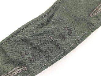 Kragenbinde für eine Feldbluse des Heeres, Gemessen vom jeweils äusseren Ende Knopfloch 49cm