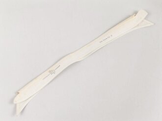 Kragen für das weisse Hemd der Offiziere, gemessen vom jeweils äusseren Ende Knopfloch 40cm