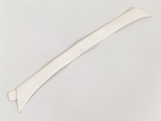 Kragen für das weisse Hemd der Offiziere, gemessen vom jeweils äusseren Ende Knopfloch 40cm