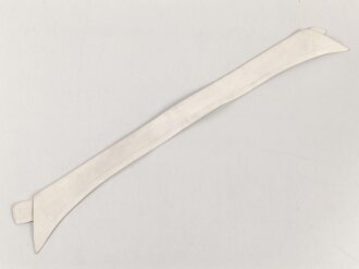 Kragen für das weisse Hemd der Offiziere, gemessen vom jeweils äusseren Ende Knopfloch 41cm