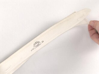 Kragen für das weisse Hemd der Offiziere, gemessen vom jeweils äusseren Ende Knopfloch 39cm