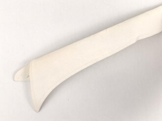 Kragen für das weisse Hemd der Offiziere, gemessen vom jeweils äusseren Ende Knopfloch 39cm
