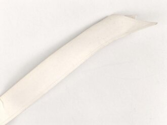 Kragen für das weisse Hemd der Offiziere, gemessen vom jeweils äusseren Ende Knopfloch 39cm