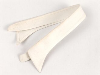 Kragen für das weisse Hemd der Offiziere, gemessen vom jeweils äusseren Ende Knopfloch 39cm