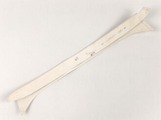Kragen für das weisse Hemd der Offiziere, gemessen vom jeweils äusseren Ende Knopfloch 39cm