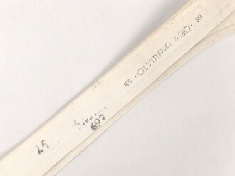 Kragen für das weisse Hemd der Offiziere, gemessen vom jeweils äusseren Ende Knopfloch 39cm