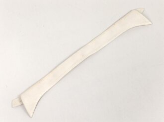 Kragen für das weisse Hemd der Offiziere, gemessen vom jeweils äusseren Ende Knopfloch 39cm
