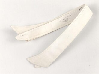 Kragen für das weisse Hemd der Offiziere, gemessen vom jeweils äusseren Ende Knopfloch 40cm