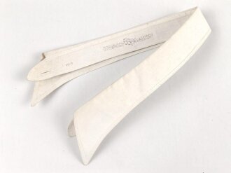 Kragen für das weisse Hemd der Offiziere, gemessen vom jeweils äusseren Ende Knopfloch 40cm