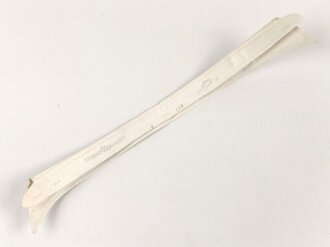 Kragen für das weisse Hemd der Offiziere, gemessen vom jeweils äusseren Ende Knopfloch 40cm