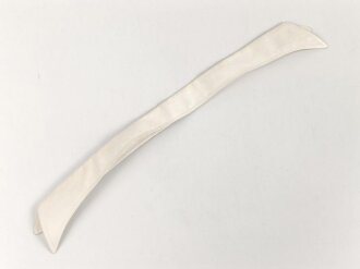 Kragen für das weisse Hemd der Offiziere, gemessen vom jeweils äusseren Ende Knopfloch 40cm