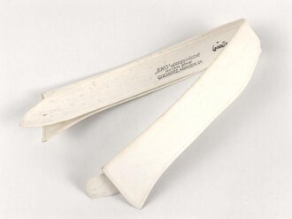 Kragen für das weisse Hemd der Offiziere, gemessen vom jeweils äusseren Ende Knopfloch 39cm