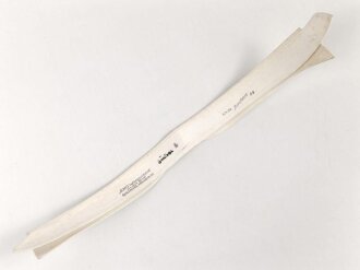 Kragen für das weisse Hemd der Offiziere, gemessen vom jeweils äusseren Ende Knopfloch 39cm