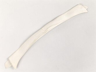 Kragen für das weisse Hemd der Offiziere, gemessen vom jeweils äusseren Ende Knopfloch 39cm