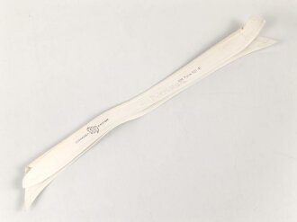 Kragen für das weisse Hemd der Offiziere, gemessen vom jeweils äusseren Ende Knopfloch 41cm
