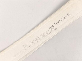 Kragen für das weisse Hemd der Offiziere, gemessen vom jeweils äusseren Ende Knopfloch 41cm