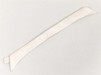Kragen für das weisse Hemd der Offiziere, gemessen vom jeweils äusseren Ende Knopfloch 40cm