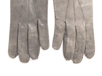 Paar  Handschuhe für Offiziere aus grauem Nappaleder, datiert 1942