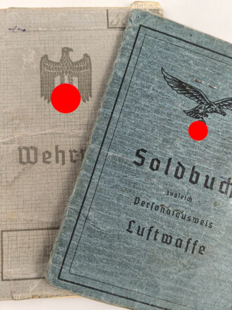 Wehrpaß Heer, eingestellt am  15.3.37 bei Sanitätsstaffel Detmold.