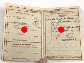 Wehrpaß Heer, eingestellt am  15.3.37 bei Sanitätsstaffel Detmold.